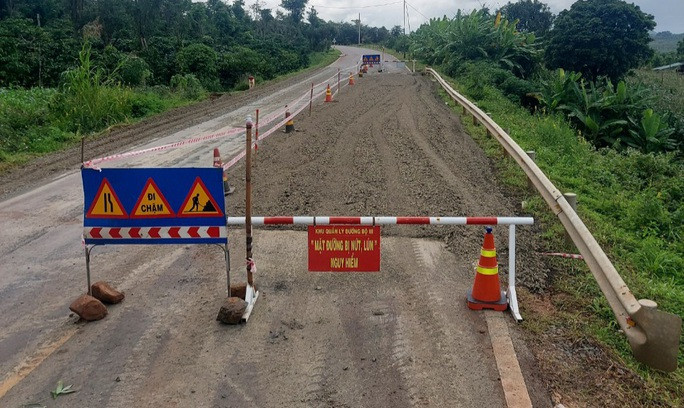 Tuyến đường tránh trăm tỉ ở Đắk Lắk sụp lún nghiêm trọng - Ảnh 3. Lực lượng chức năng khắc phục 1 vị trí sạt lở