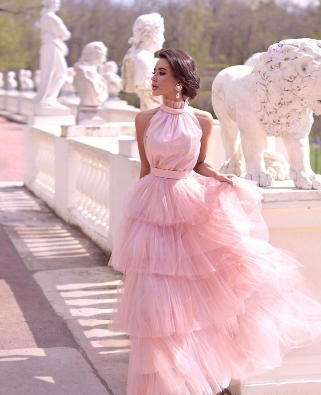 Váy tulle xếp tầng màu hồng pastel rất thích hợp để nàng diện trong những bữa tiệc sang trọng. Vẻ ngọt ngào ngây thơ của thiết kế này chính là "vũ khí" giúp bạn trẻ ra cả chục tuổi. Về phụ kiện, nàng nên kết thân cùng trang sức to bản để làm bật ngoại hình Váy tulle xếp tầng màu hồng pastel rất thích hợp để nàng diện trong những bữa tiệc sang trọng. Vẻ ngọt ngào ngây thơ của thiết kế này chính là "vũ khí" giúp bạn trẻ ra cả chục tuổi. Về phụ kiện, nàng nên kết thân cùng trang sức to bản để làm bật ngoại hình