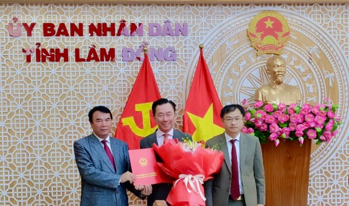 Lãnh đạo tỉnh Lâm Đồng và thành phố Đà Lạt tặng hoa cảm ơn Đại sứ Phạm Sanh Châu