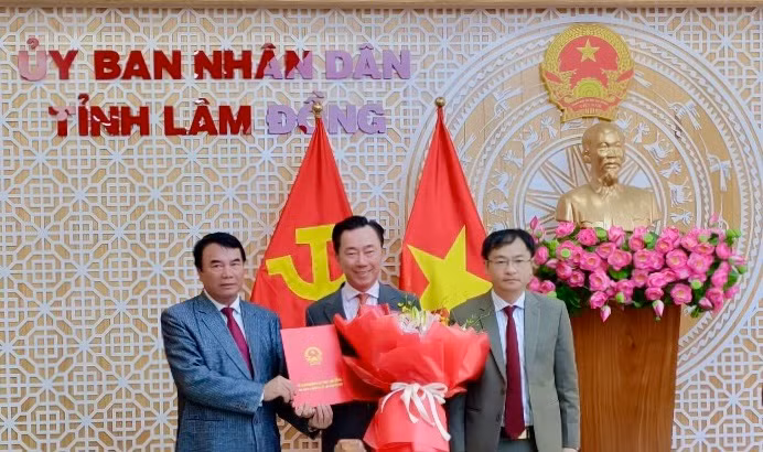 Lãnh đạo tỉnh Lâm Đồng và thành phố Đà Lạt tặng hoa cảm ơn Đại sứ Phạm Sanh Châu