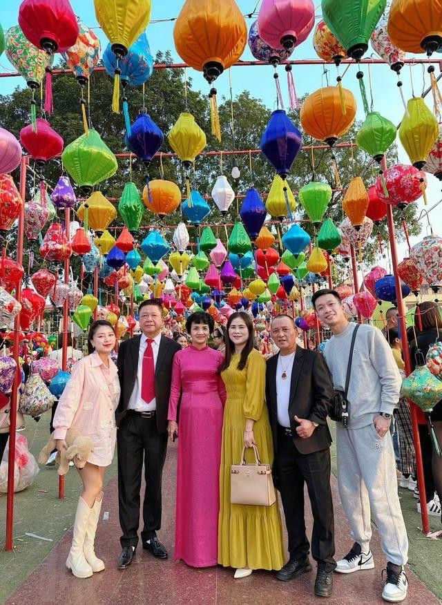 Dù là mẹ đơn thân nhưng chị luôn được gia đình chồng quan tâm, yêu thương. Ảnh NVCC