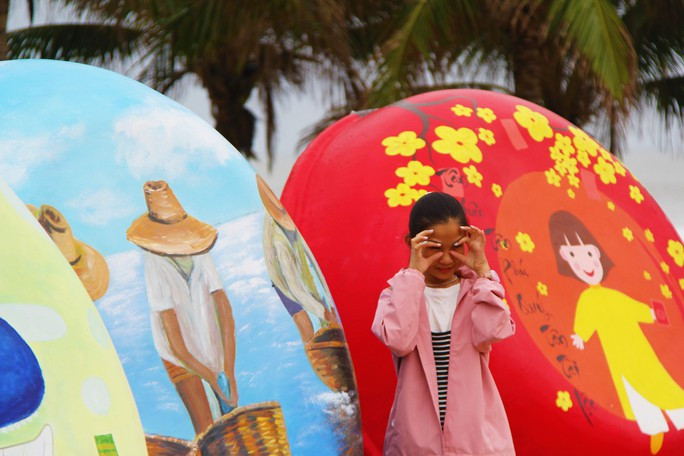 Song song việc triển khai các mô hình trang trí để tạo không gian check in tại các khu vực công viên công cộng trong dịp Tết Quý Mão 2023, du khách có thể trải nghiệm các dịch vụ giải khát, thức ăn nhanh tại bãi biển đêm Mỹ An sẽ được mở cửa phục vụ xuyên suốt thời gian nghỉ Tết Song song việc triển khai các mô hình trang trí để tạo không gian check in tại các khu vực công viên công cộng trong dịp Tết Quý Mão 2023, du khách có thể trải nghiệm các dịch vụ giải khát, thức ăn nhanh tại bãi biển đêm Mỹ An sẽ được mở cửa phục vụ xuyên suốt thời gian nghỉ Tết