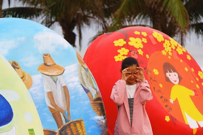 Song song việc triển khai các mô hình trang trí để tạo không gian check in tại các khu vực công viên công cộng trong dịp Tết Quý Mão 2023, du khách có thể trải nghiệm các dịch vụ giải khát, thức ăn nhanh tại bãi biển đêm Mỹ An sẽ được mở cửa phục vụ xuyên suốt thời gian nghỉ Tết