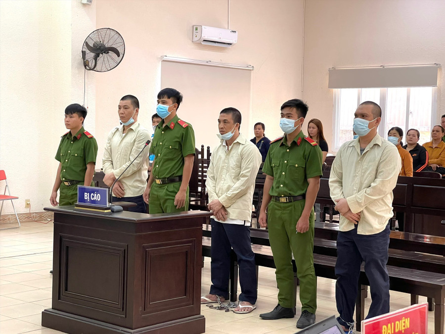 Nhóm cát tặc đánh chìm ghe khiến Phó công an xã tử vong. Ảnh: CTV
