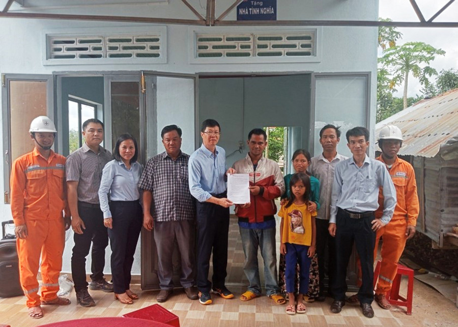 Công ty Điện lực Gia Lai bàn giao nhà cho bà Rơ H'Yôn (buôn Ia Jip, xã Chư Drăng, huyện Krông Pa). Ảnh: K.N Công ty Điện lực Gia Lai bàn giao nhà cho bà Rơ H'Yôn (buôn Ia Jip, xã Chư Drăng, huyện Krông Pa). Ảnh: K.N