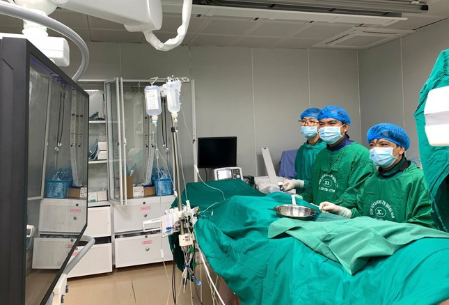 Ekip bác sĩ Bệnh viện Đa khoa Trung ương Quảng Nam cấp cứu điều trị cụ bà 70 tuổi ngưng tim, ngưng thở do nhồi máu cơ tim cấp.