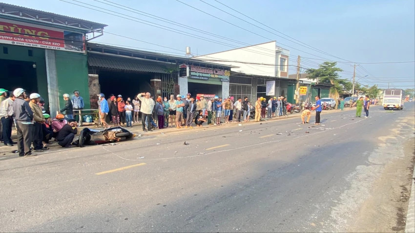 Hiện trường vụ tai nạn giữa xe máy và xe tải. Ảnh: VT Hiện trường vụ tai nạn giữa xe máy và xe tải. Ảnh: VT