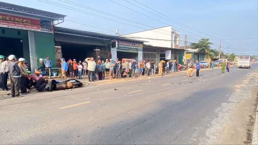 Hiện trường vụ tai nạn giữa xe máy và xe tải. Ảnh: VT Hiện trường vụ tai nạn giữa xe máy và xe tải. Ảnh: VT