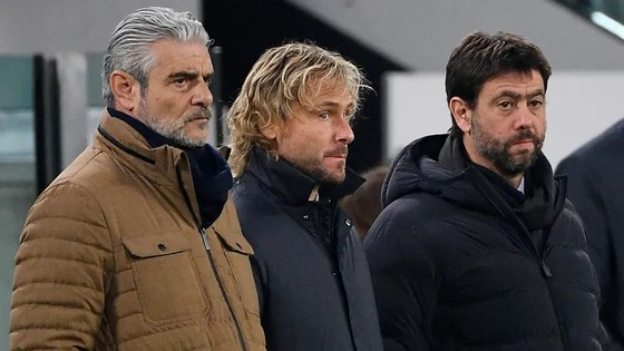Bộ ba danh tiếng của Juventus. Maurizio Comeabene (trái), Pavel Nedved và Chủ tịch Andrea Agneli Bộ ba danh tiếng của Juventus. Maurizio Comeabene (trái), Pavel Nedved và Chủ tịch Andrea Agneli