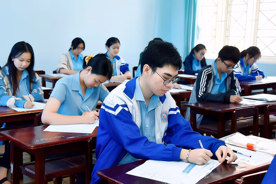 Học sinh Trường THPT chuyên Hùng Vương tham gia kỳ thi tốt nghiệp THPT năm 2023. Ảnh: Đ.T