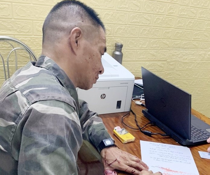 Nghi phạm Hoàng Anh Thắng ra đầu thú tại cơ quan công an. Nghi phạm Hoàng Anh Thắng ra đầu thú tại cơ quan công an.