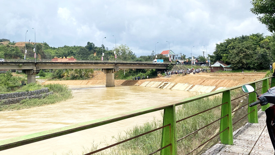 Sau gần 2 ngày nỗ lực, lực lượng cứu hộ đã tìm thấy thi thể nạn nhân rơi xuống sông mất tích