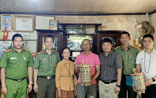 Lực lượng Phòng An ninh nội địa Công an tỉnh Lâm Đồng tranh thủ già làng, người có uy tín để tuyên truyền, phản bác luận điệu xuyên tạc của các thế lực thù địch. Lực lượng Phòng An ninh nội địa Công an tỉnh Lâm Đồng tranh thủ già làng, người có uy tín để tuyên truyền, phản bác luận điệu xuyên tạc của các thế lực thù địch.