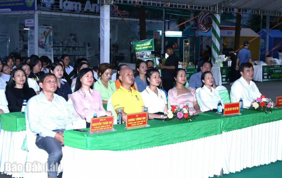 Các đại biểu tham dự Lễ bế mạc. Các đại biểu tham dự Lễ bế mạc.