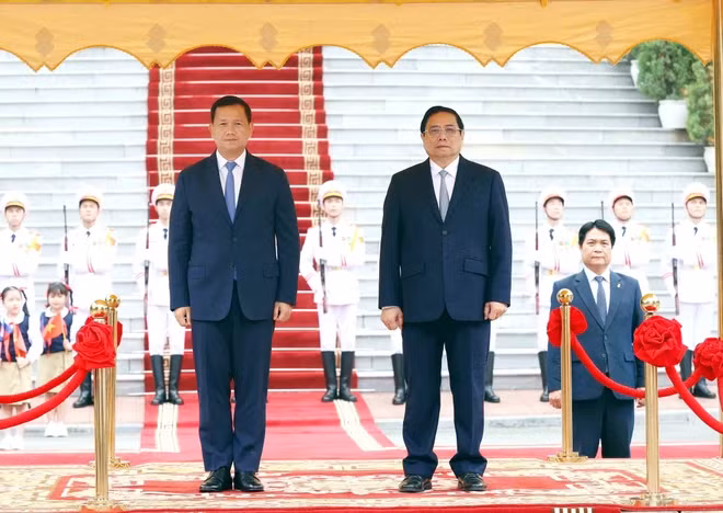 Thủ tướng Phạm Minh Chính và Thủ tướng Campuchia Samdech Hun Manet nghe quân nhạc cử Quốc thiều hai nước. (Ảnh: Dương Giang/TTXVN) Thủ tướng Phạm Minh Chính và Thủ tướng Campuchia Samdech Hun Manet nghe quân nhạc cử Quốc thiều hai nước. (Ảnh: Dương Giang/TTXVN)