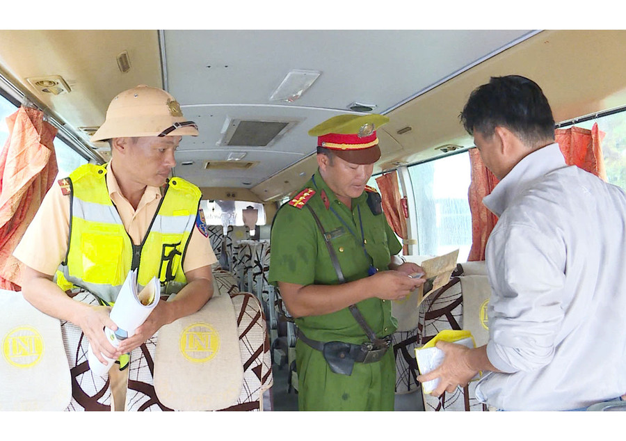 Lực lượng Công an TP. Pleiku kiểm tra các giấy tờ liên quan đối với tài xế điều khiển xe đưa đón học sinh Trường Quốc tế châu Á Thái Bình Dương Gia Lai. Ảnh: T.D