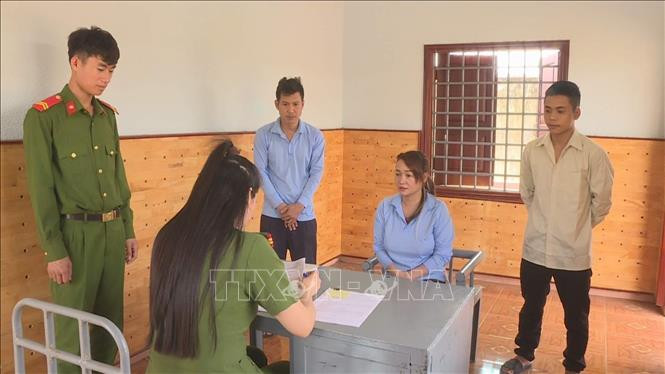 Lực lượng Công an làm việc với đối tượng Hoa. Ảnh: TTXVN phát