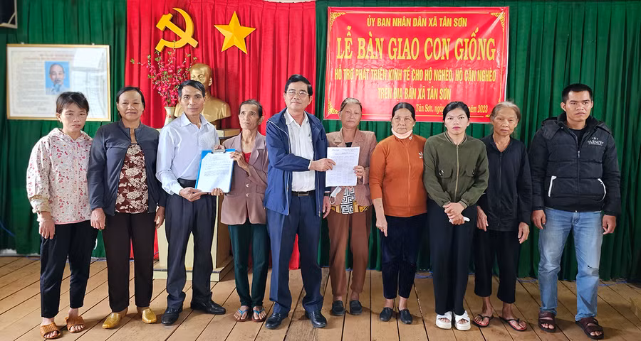 Lãnh đạo địa phương trao quyết định nhận heo giống cho các hộ nghèo, cận nghèo. Ảnh: Bá Bính Lãnh đạo địa phương trao quyết định nhận heo giống cho các hộ nghèo, cận nghèo. Ảnh: Bá Bính