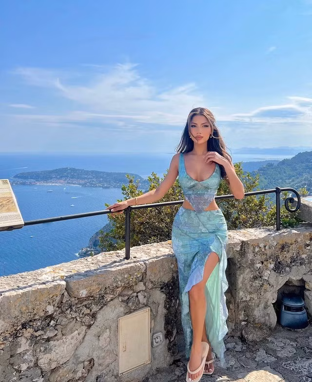 Những mẫu chân váy lượn sóng xẻ tà là một phần không thể thiếu trong bộ sưu tập thời trang của bất kì người phụ nữ nào. Các thiết kế này đang làm say lòng nhiều quý cô xinh đẹp bởi sự điệu đà, tinh tế và vô cùng quyến rũ, nhất là khi được phối cùng áo corset đồng bộ