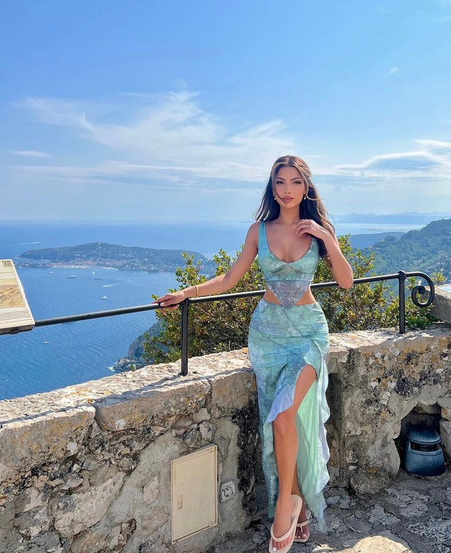 Những mẫu chân váy lượn sóng xẻ tà là một phần không thể thiếu trong bộ sưu tập thời trang của bất kì người phụ nữ nào. Các thiết kế này đang làm say lòng nhiều quý cô xinh đẹp bởi sự điệu đà, tinh tế và vô cùng quyến rũ, nhất là khi được phối cùng áo corset đồng bộ Những mẫu chân váy lượn sóng xẻ tà là một phần không thể thiếu trong bộ sưu tập thời trang của bất kì người phụ nữ nào. Các thiết kế này đang làm say lòng nhiều quý cô xinh đẹp bởi sự điệu đà, tinh tế và vô cùng quyến rũ, nhất là khi được phối cùng áo corset đồng bộ