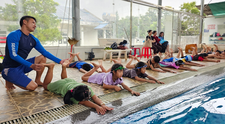 Các em thiếu nhi được Ban tổ chức chương trình tập bơi, hướng dẫn cách phòng tránh tai nạn đuối nước. Ảnh M.N Các em thiếu nhi được Ban tổ chức chương trình tập bơi, hướng dẫn cách phòng tránh tai nạn đuối nước. Ảnh M.N