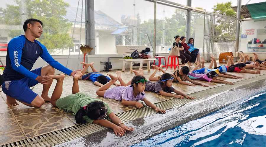 Các em thiếu nhi được Ban tổ chức chương trình tập bơi, hướng dẫn cách phòng tránh tai nạn đuối nước. Ảnh M.N