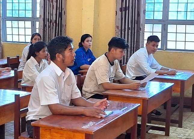 Ông Ui thời điểm nghe giám thị phổ biến quy chế thi