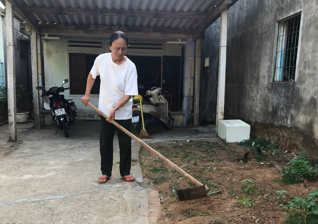 Phục thiện giang hồ: Nữ trưởng công an thôn quả cảm - Ảnh 3. Tuy nhiều bệnh, bà Minh vẫn không chịu ở không. Ảnh: Quang Viên