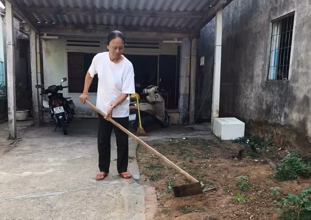 Tuy nhiều bệnh, bà Minh vẫn không chịu ở không. Ảnh: Quang Viên