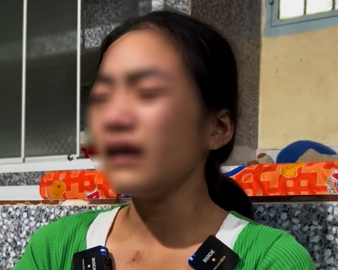 Vụ thiếu nữ bị đánh đập dã man, bắt ăn thằn lằn sống: Người mẹ nói gì? - Ảnh 1. Em N.T.B.V. kể lại việc bị chủ đánh đập dã man khi đi làm thuê trong nước mắt