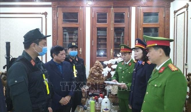 Cơ quan CSĐT Công an tỉnh Hà Nam đã ra Quyết định khởi tố bị can, Lệnh bắt bị can để tạm giam, Lệnh khám xét đối với ông Vũ Hữu Song (nguyên Giám đốc Sở Tài nguyên và Môi trường tỉnh Hà Nam). Ảnh: Thanh Tuấn - TTXVN Cơ quan CSĐT Công an tỉnh Hà Nam đã ra Quyết định khởi tố bị can, Lệnh bắt bị can để tạm giam, Lệnh khám xét đối với ông Vũ Hữu Song (nguyên Giám đốc Sở Tài nguyên và Môi trường tỉnh Hà Nam). Ảnh: Thanh Tuấn - TTXVN