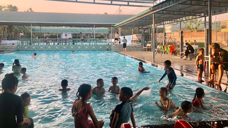 Hồ bơi hút khách trong những ngày hè nóng bức. Ảnh: Lê Nam