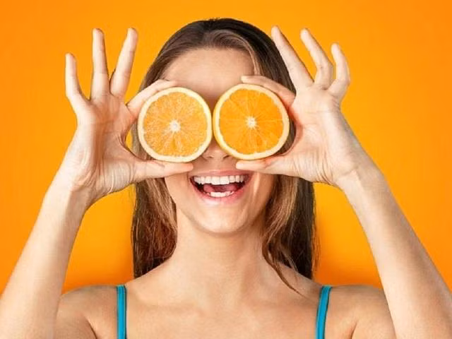 Trái cây họ cam quýt giàu chất xơ hòa tan pectin có tác dụng kiểm soát nồng độ cholesterol trong máu.