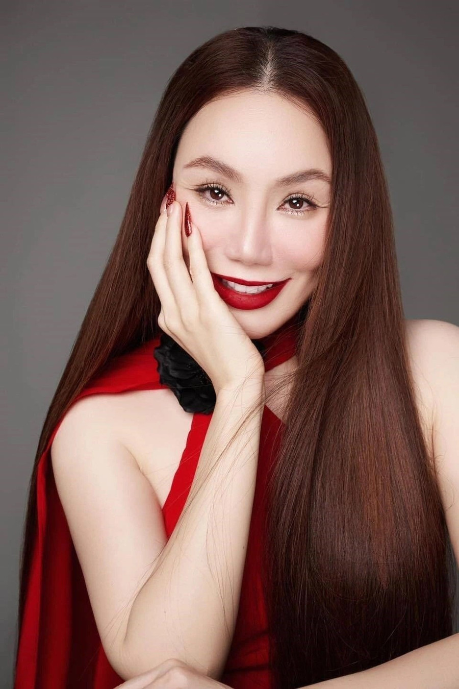 Bên cạnh giọng hát, ngoại hình khác lạ của Hồ Quỳnh Hương cũng là đề tài được khán giả bàn tán.