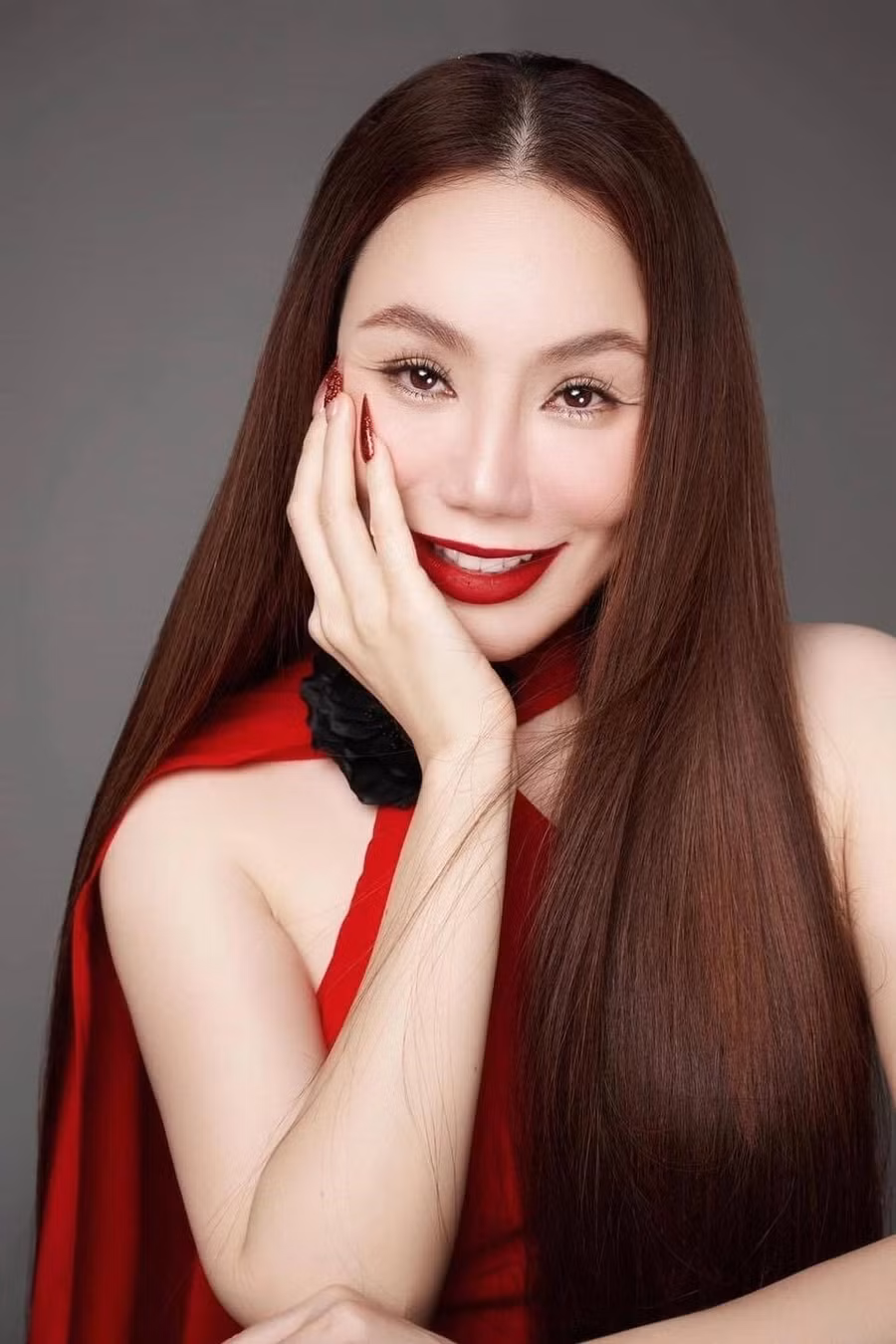 Bên cạnh giọng hát, ngoại hình khác lạ của Hồ Quỳnh Hương cũng là đề tài được khán giả bàn tán.