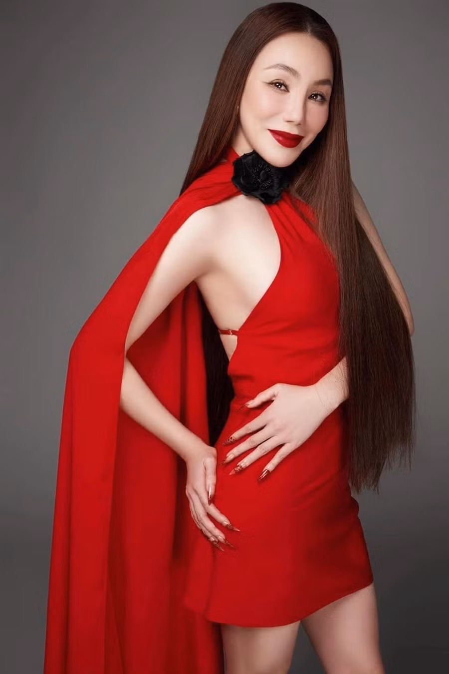 Bên cạnh giọng hát, ngoại hình khác lạ của Hồ Quỳnh Hương cũng là đề tài được khán giả bàn tán.