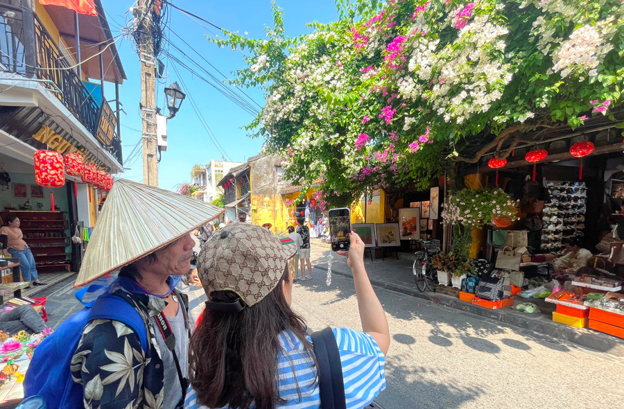 Hoa giấy giờ đây đã là "đặc sản" của phố cổ Hội An. Ảnh: Bảo Duy Hoa giấy giờ đây đã là "đặc sản" của phố cổ Hội An. Ảnh: Bảo Duy