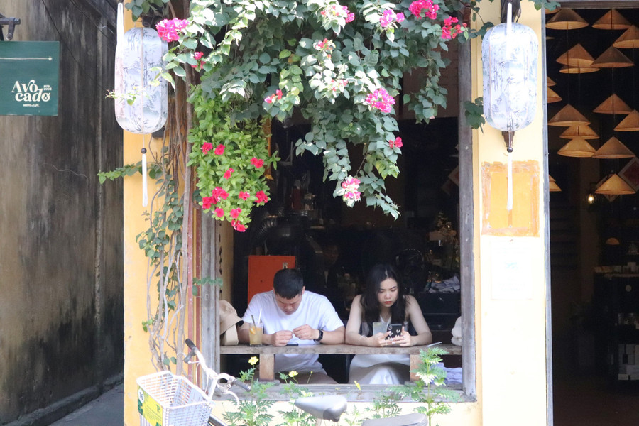 Hoa giấy đung đưa dưới hiên nhà cổ. Hoa giấy đung đưa dưới hiên nhà cổ.