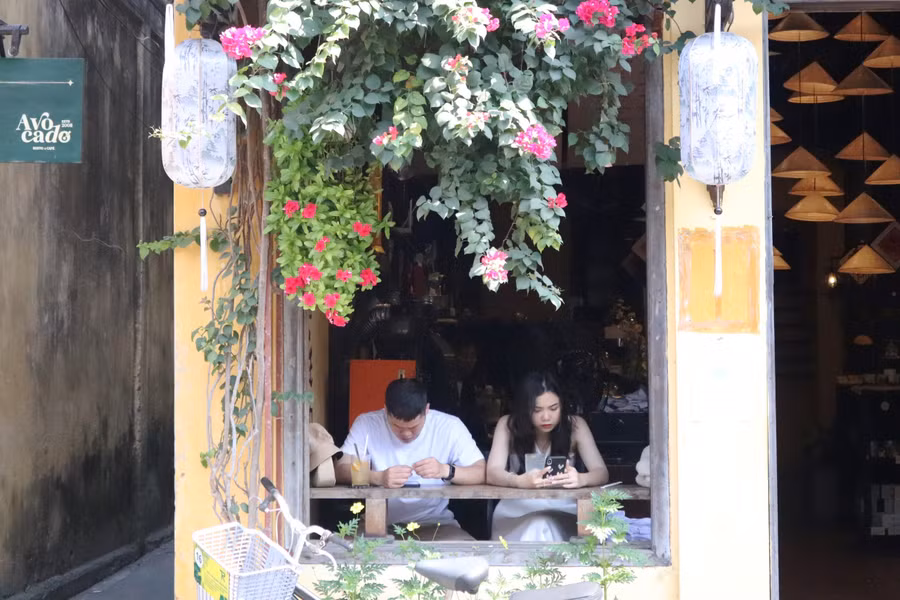 Hoa giấy đung đưa dưới hiên nhà cổ.