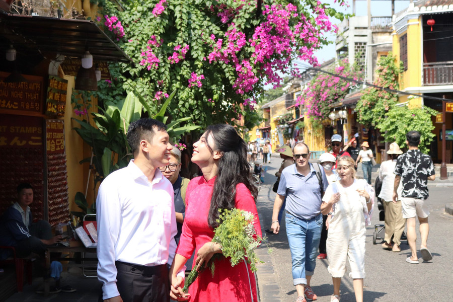 Nhiều cặp đôi tìm về phố cổ Hội An chụp ảnh cưới khi mùa hoa giấy nở rộ. Ảnh: Bảo Duy Nhiều cặp đôi tìm về phố cổ Hội An chụp ảnh cưới khi mùa hoa giấy nở rộ. Ảnh: Bảo Duy