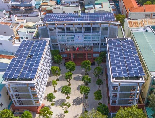 Phó thủ tướng giao Bộ Xây dựng chủ trì, phối hợp với các cơ quan liên quan nghiên cứu ban hành quy chuẩn, tiêu chuẩn đối với trụ sở cơ quan công sở được xây dựng mới phải có thiết kế mái nhà cho điện mặt trời. Ảnh: NG.NGA Phó thủ tướng giao Bộ Xây dựng chủ trì, phối hợp với các cơ quan liên quan nghiên cứu ban hành quy chuẩn, tiêu chuẩn đối với trụ sở cơ quan công sở được xây dựng mới phải có thiết kế mái nhà cho điện mặt trời. Ảnh: NG.NGA