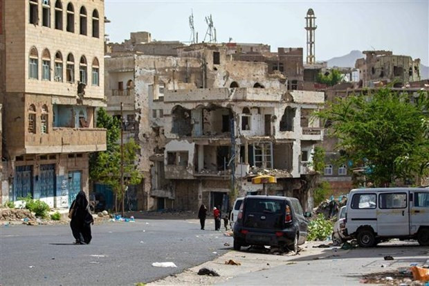Nhiều ngôi nhà bị hư hại sau các cuộc giao tranh tại thành phố Taez (Yemen), khu vực do Houthi kiểm soát. (Ảnh: AFP/TTXVN) Nhiều ngôi nhà bị hư hại sau các cuộc giao tranh tại thành phố Taez (Yemen), khu vực do Houthi kiểm soát. (Ảnh: AFP/TTXVN)