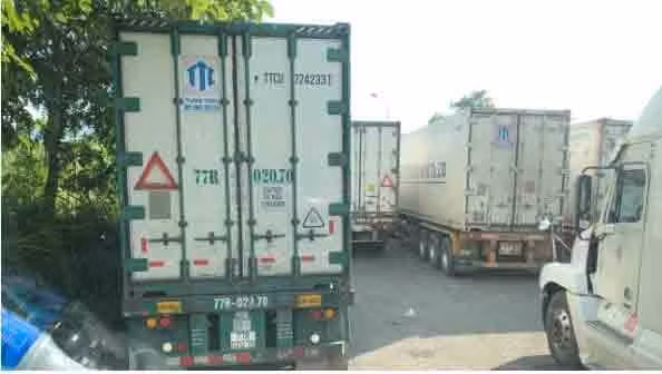 Xe chở thanh long xếp hàng ở cửa khẩu để xuất tiểu ngạch sang Trung Quốc. Ảnh Ảnh: Q.H