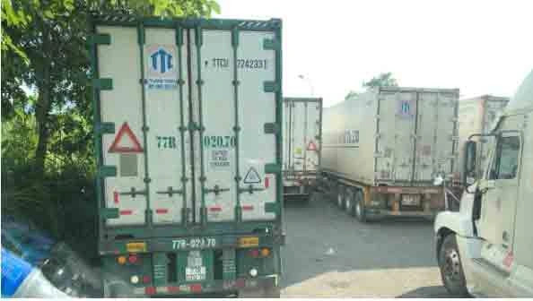 Xe chở thanh long xếp hàng ở cửa khẩu để xuất tiểu ngạch sang Trung Quốc. Ảnh Ảnh: Q.H Xe chở thanh long xếp hàng ở cửa khẩu để xuất tiểu ngạch sang Trung Quốc. Ảnh Ảnh: Q.H