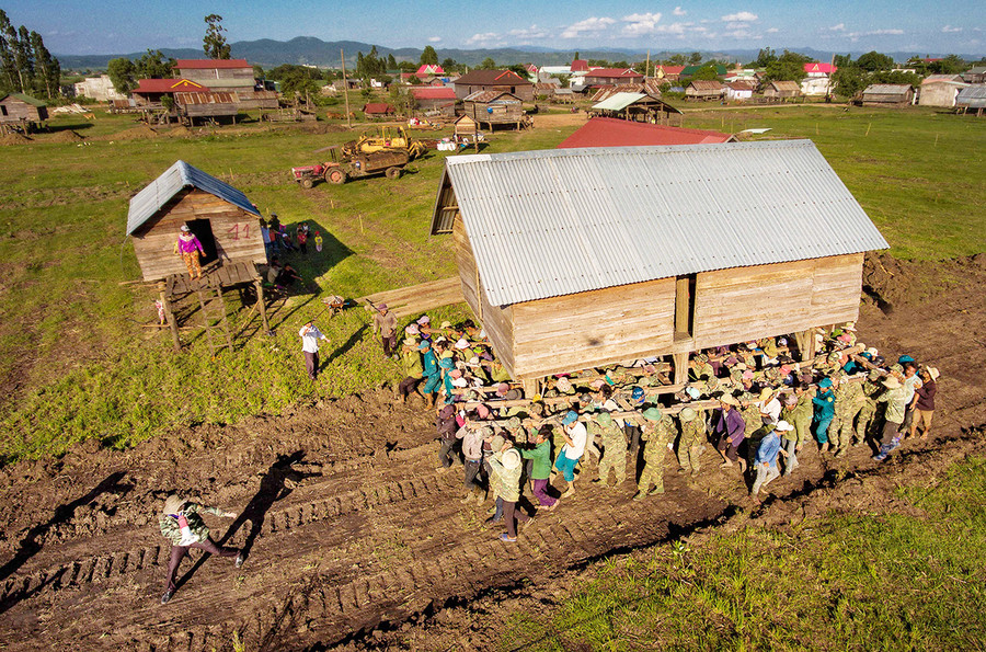 Lực lượng vũ trang cùng chính quyền địa phương giúp người dân làng Hek (xã Chư A Thai, huyện Phú Thiện) di dời nhà ở. Ảnh: P.N Lực lượng vũ trang cùng chính quyền địa phương giúp người dân làng Hek (xã Chư A Thai, huyện Phú Thiện) di dời nhà ở. Ảnh: P.N