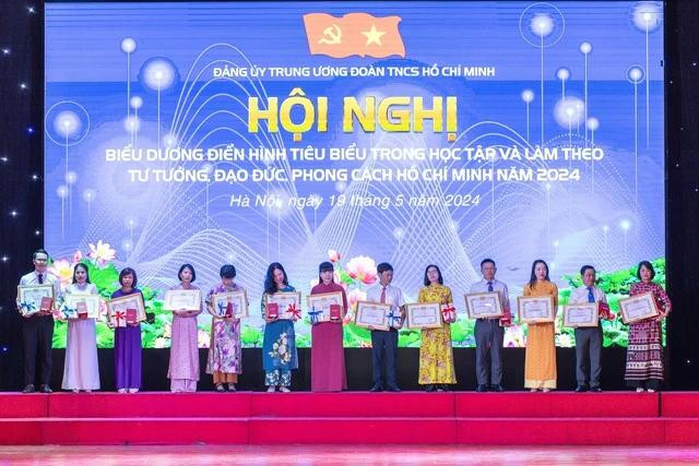 Các điển hình tiên tiến được tuyên dương. Ảnh: TUẤN MINH Các điển hình tiên tiến được tuyên dương. Ảnh: TUẤN MINH