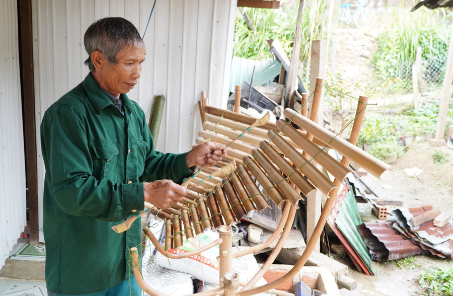 Ông A Neng thành thạo chơi các loại đàn. Ảnh: V.T