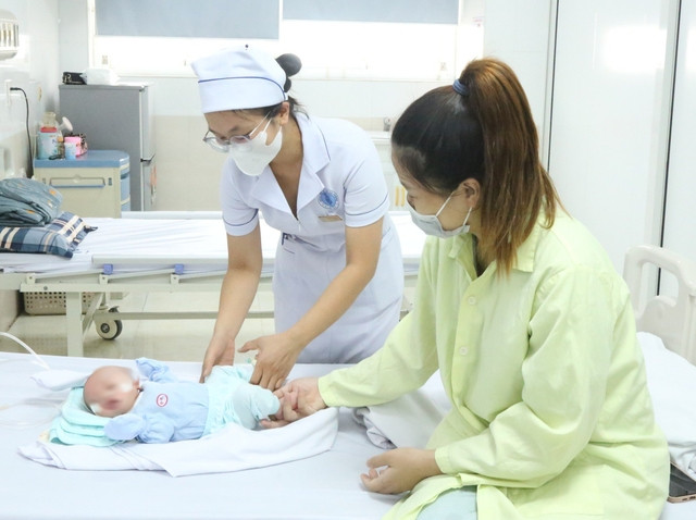 Điều dưỡng Thảo thăm bé sơ sinh sặc sữa, ngưng thở được chị cấp cứu ngoại viện. Ảnh: Minh Lý Điều dưỡng Thảo thăm bé sơ sinh sặc sữa, ngưng thở được chị cấp cứu ngoại viện. Ảnh: Minh Lý