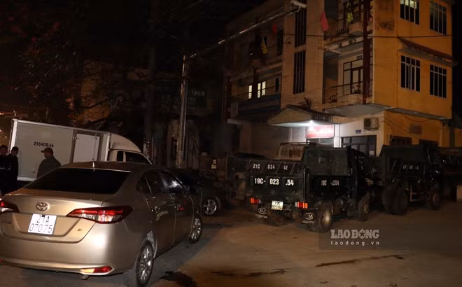 Ngay từ sáng sớm nhiều đoàn xe xếp hàng dài để chờ làm thủ tục đăng kiểm tại Trung tâm đăng kiểm xe cơ giới tỉnh Yên Bái. Ảnh Văn Đức Ngay từ sáng sớm nhiều đoàn xe xếp hàng dài để chờ làm thủ tục đăng kiểm tại Trung tâm đăng kiểm xe cơ giới tỉnh Yên Bái. Ảnh Văn Đức