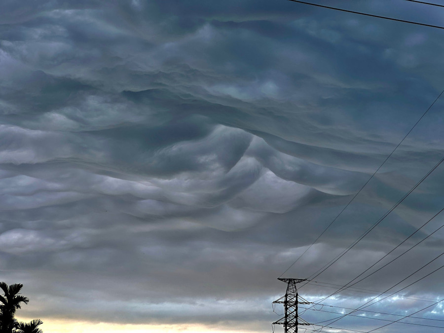 Những đám mây Asperitas xuất hiện trên bầu trời Quảng Ngãi nhận được sự quan tâm của nhiều người. Ảnh: Nguyễn Thanh Hòa Những đám mây Asperitas xuất hiện trên bầu trời Quảng Ngãi nhận được sự quan tâm của nhiều người. Ảnh: Nguyễn Thanh Hòa